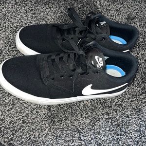 9.5 nike skate shoes! Worn 5-8 times! Marvelous condition